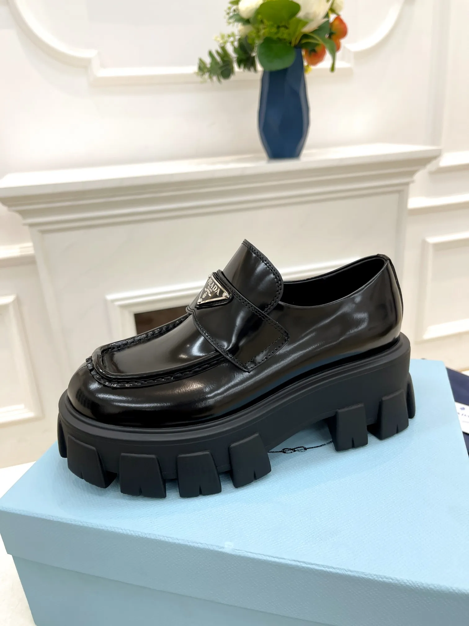 👟👟Ex-factory price 480👟👟 PRADA Prada loafers are now available! Top version! ! Copy the original! All sides are oily! Has a high-end temperament! Fabric: Grade A open-edge beaded cowhide. Buckle: Original board molded, never deformed. Lining: Silk cowhide, soft and smooth. Feet: Silk cowhide comfortable. Number of yards: 35-40.